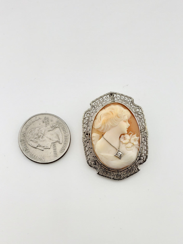 'Lady With Necklace' Cameo