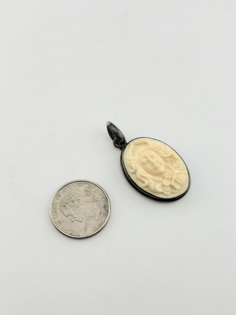 SS Lady Lace Bone Pendant