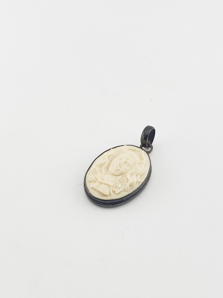 SS Lady Lace Bone Pendant
