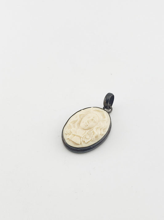 SS Lady Lace Bone Pendant